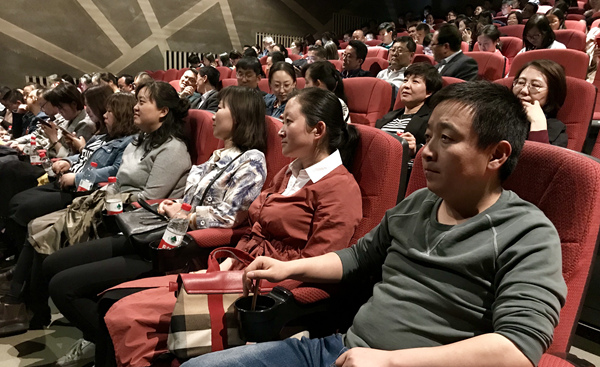 微信图片_20180403142202.jpg 学院党委组织教职工党员集体观看纪录片《厉害了,我的国》