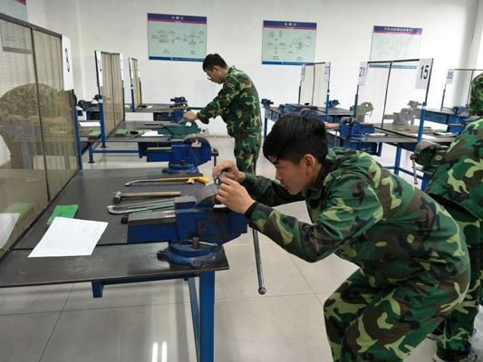 钳工技术竞��?.jpg