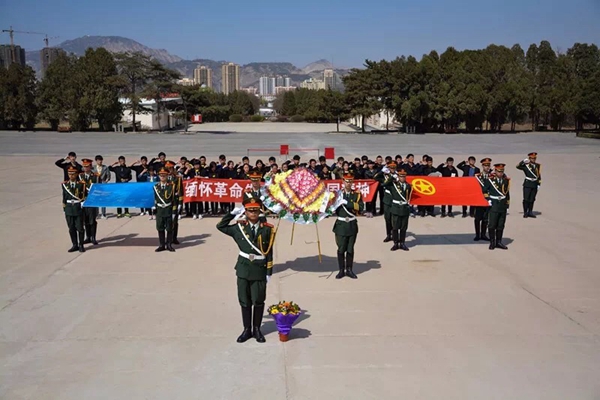 微信图片_20180330151708.jpg 学院团委组织师生前往华林山烈士陵园缅怀革命先烈