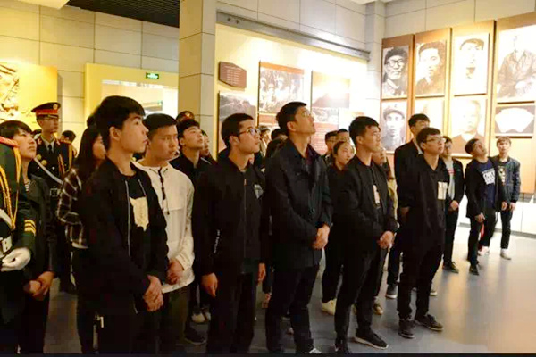 1111.jpg 学院团委组织师生前往华林山烈士陵园缅怀革命先烈
