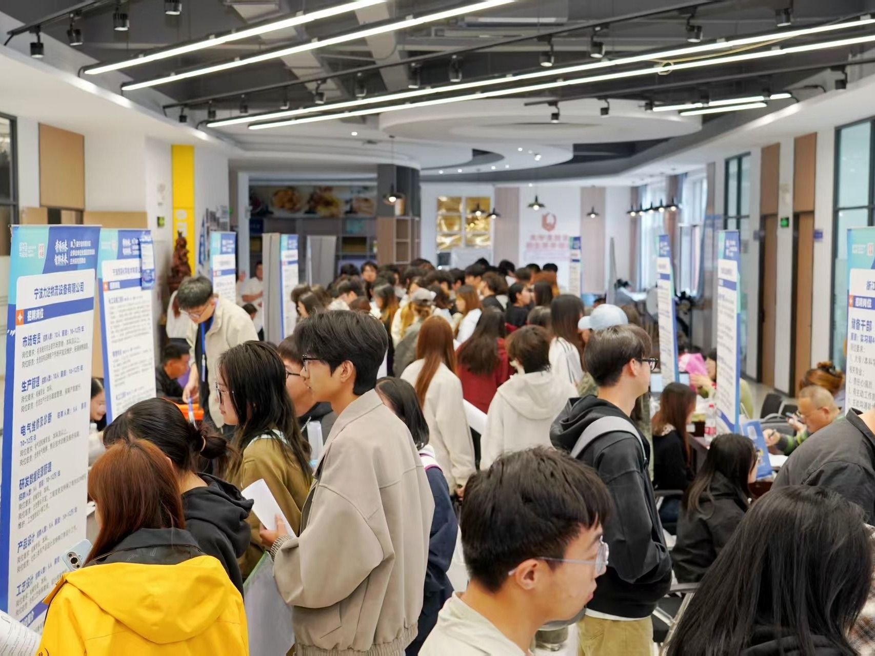 第三届宁波市鄞州区企事业单位全国巡回双选会兰州信息科技学院专场顺利举办