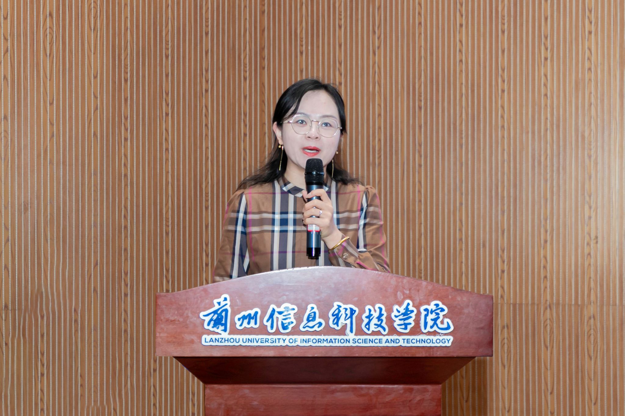 兰州 信息 科技学院 科技 学院 开展 防范 化解 重大 大经 经济 金融风险 金融 融风 风险 漫谈 专题讲座 专题 讲座