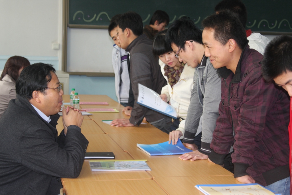 学院隆重举办2011届毕业生就业双向选择洽谈会