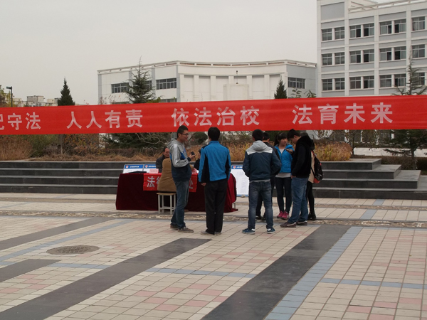 为同学们提供法律咨询.JPG