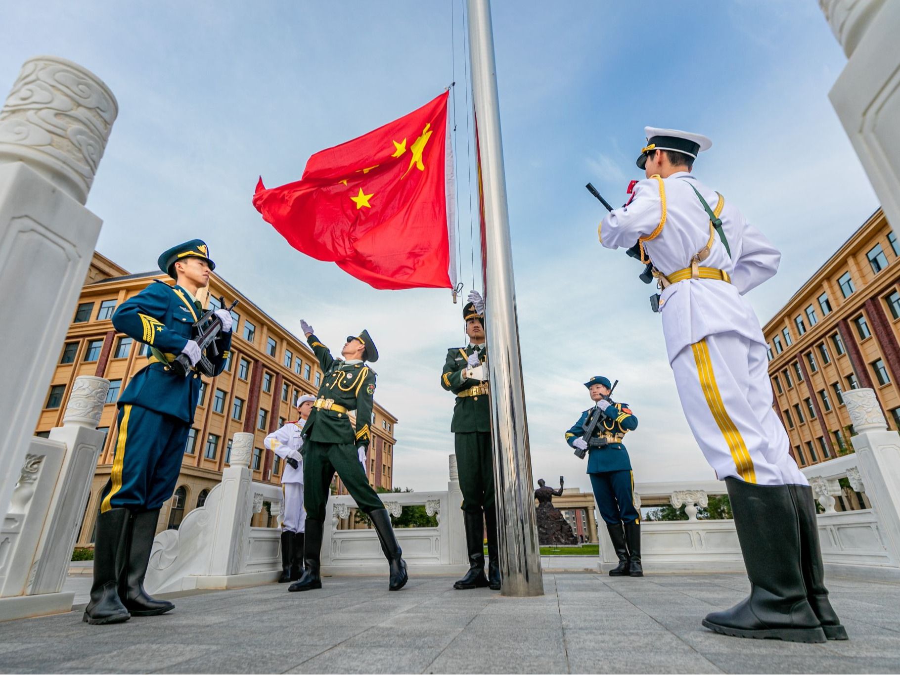 兰州信息科技学院举行庆“七一”升国旗仪式