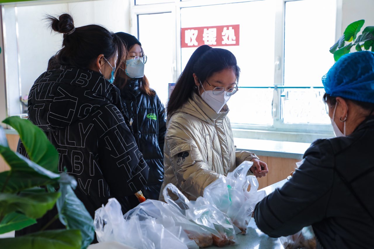 "研"途能量满满!这所高校为备考学子免费"加鸡腿" "研"途能量满满!这所高校为备考学子免费"加鸡腿"
