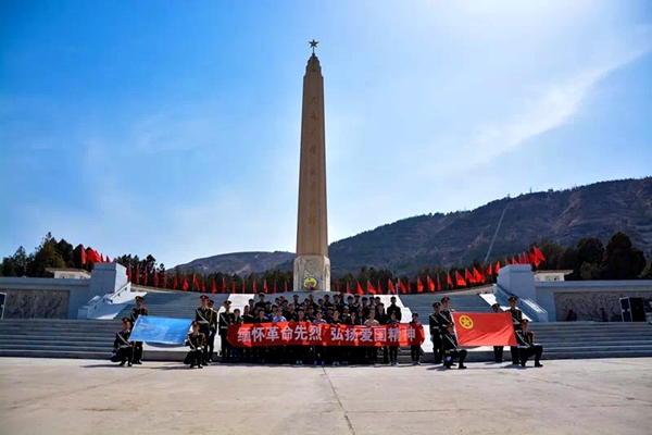 微信图片_201803301517082.jpg 学院团委组织师生前往华林山烈士陵园缅怀革命先烈