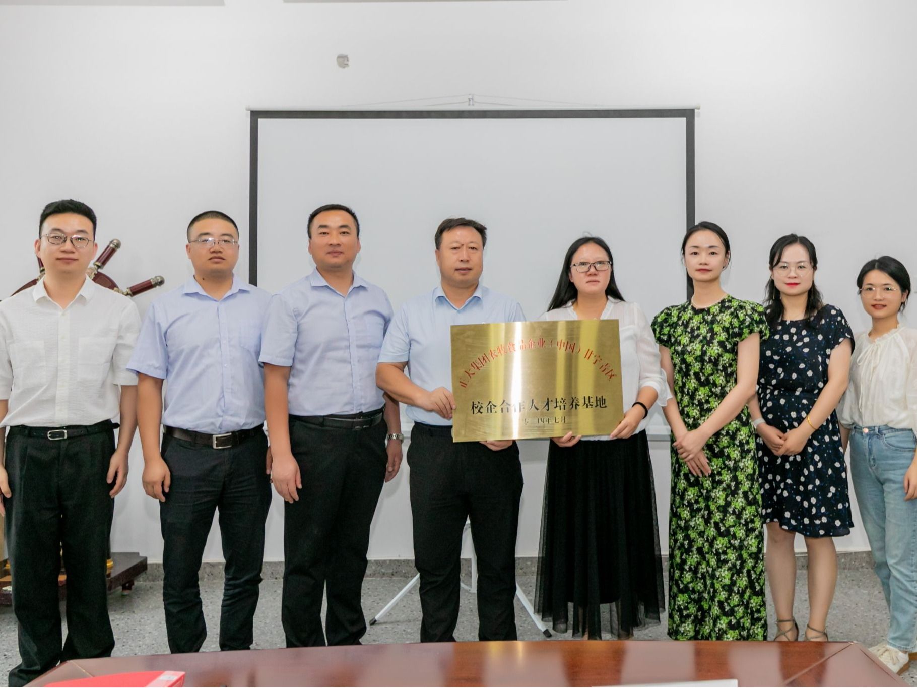 兰州信息科技学院与正大集团签约揭牌，校企合作育创新人才